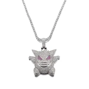 Gros plan d'un pendentif Gengar avec cristaux blancs et yeux violets sur chaîne tennis