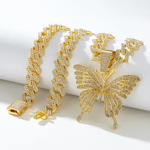 Macro-opname van de goudkleurige Cubaanse ketting met een schitterende vlinder hanger