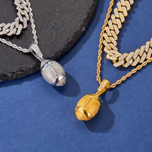Dettaglio dei ciondoli da football hip hop con catene cubane in oro e argento lucido