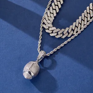 Dettaglio del ciondolo football americano argento con catena cubana stile hip hop