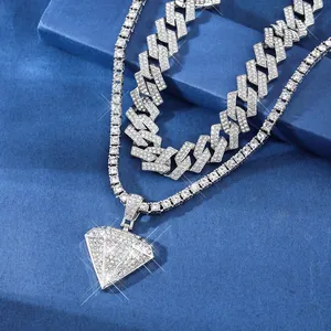 Detalle de cadena cubana plateada y el conjunto de collar con colgante de diamante brillante