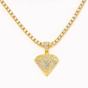 Primer plano de collar tennis dorado con colgante en forma de diamante cubierto de circonitas