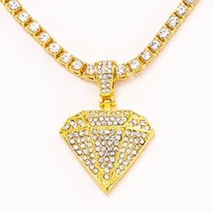 Primer plano de cadena tennis hip hop bañada en oro con colgante de diamante brillante