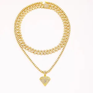 Detalle de collar hip-hop chapado en oro multicapa con colgante de diamante brillo