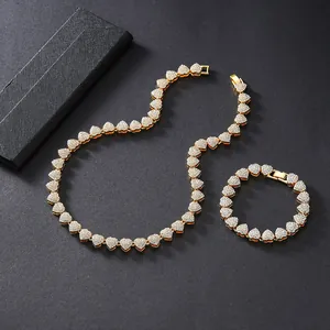 Set collana e bracciale a cuore dorato stile hip hop con zirconi scintillanti