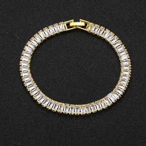 Nahaufnahme der goldenen Tennis-Kette mit Zirkonia-Steinen und Klappverschluss
