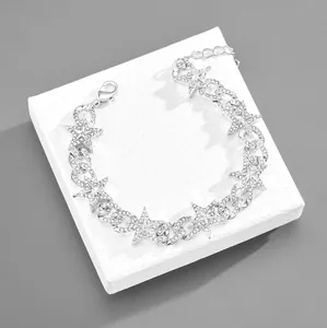 Dettaglio del bracciale a maglie a stella d'argento con cristalli bianchi e chiusura