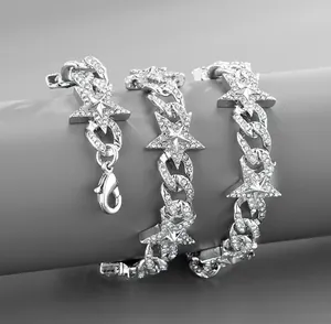 Dettaglio macro della collana a stella in argento con maglie cubane incastonate di zirconi