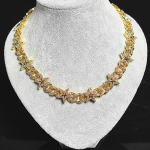 Dettaglio macro della collana a stelle dorata con cristalli lucenti su un manichino