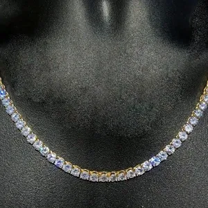 Primer plano de collar tennis dorado hip hop con piedras brillantes en busto de cuello