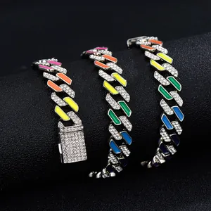 Bracciale cubano arcobaleno con strass scintillanti e smalto colorato su supporto nero