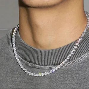 Detalle del collar tennis hip hop con circonitas de corte redondo en un engaste de 4 garras