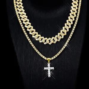 Détail de la chaîne cubaine dorée et du collier tennis avec pendentif croix