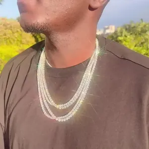 Primer plano de un conjunto de tres collares tennis plateados hip hop en un modelo hombre