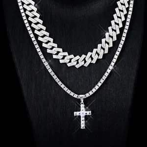 Détail de la chaîne cubaine argentée et du collier tennis avec pendentif croix glacé