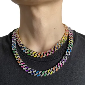 Collana cubana arcobaleno con strass pavé e smalto colorato su un modello maschile