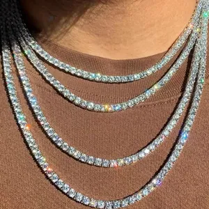Detalle de collares tenis plateados en capas con circonitas redondas sobre una persona