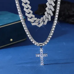 Détail d'un pendentif croix argenté serti de zircons sur une chaîne tennis scintillante