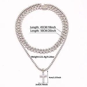 Détail de la chaîne cubaine argentée et du collier tennis avec pendentif croix glacée
