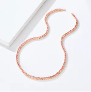 Detalle del collar tennis en oro rosa con circonitas rosas y cierre de seguridad