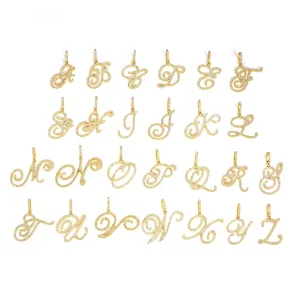 Détail de 26 pendentifs alphabet dorés en écriture cursive avec des zircons brillants