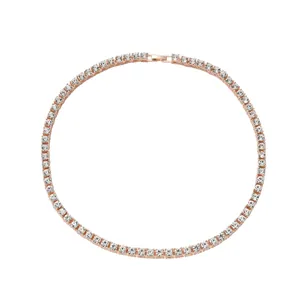 Detalle de collar tennis de oro rosa con circonitas redondas y cierre de seguridad