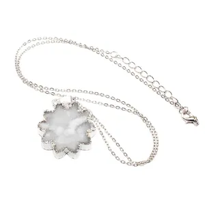 Detalle del colgante de ágata druzy de girasol con cadena de plata y cierre de langosta