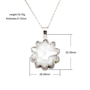 Vista detallada del collar de cristal de geoda con medidas precisas y borde plateado