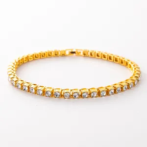 Pulsera tennis dorada con circonitas redondas sobre un fondo blanco limpio y puro