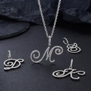Collier hip hop argenté avec pendentif lettre cursive serti de cristaux et chaîne torsadée