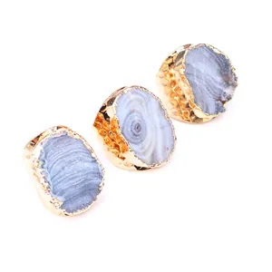 Tres anillos ajustables de piedra natural irregular dorada con textura estilo galaxia