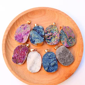 Set van acht onregelmatige natuurlijk druzy kristallen hangers met gouden randen in kleur