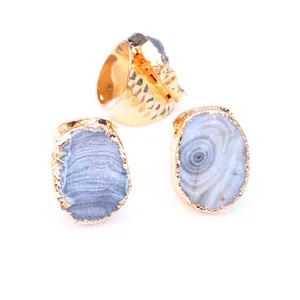Anillo ajustable bañado en oro con piedra natural bruta y patrones concéntricos azules