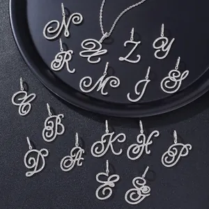 Collier avec pendentif lettre cursive en argent serti de zircons et chaîne torsadée