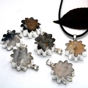 Detalle de colgantes de geoda de ágata natural con bordes de cristal plateados