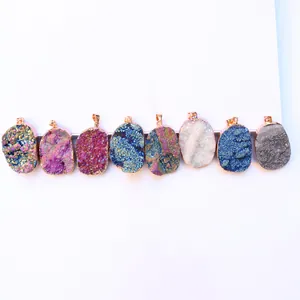 Detailopname van onregelmatige druzy kristallen hangers met goudrand in acht kleuren