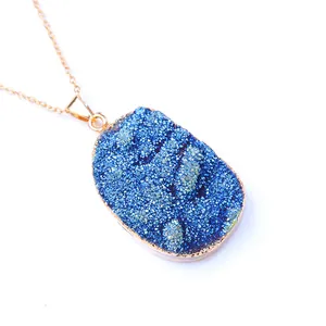 Gedetailleerde macro van donkerblauwe druzy kristallen hanger met vergulde rand