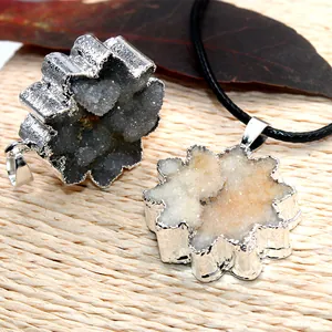 Detalle de colgantes de ágata druzy en forma de estrella con borde plateado y textura