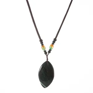 Collar con colgante de ágata natural con textura de seda verde y cordón marrón