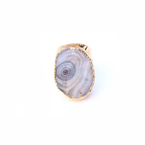 Anillo de ágata natural ajustable con borde dorado y láminas con textura de geoda