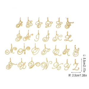 Détail des pendentifs lettres A-Z en or cursif sertis de strass brillants style hip hop
