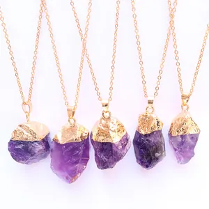 Detail von fünf natürlichen Amethyst-Anhängern mit Goldplattierung auf weißem Hintergrund
