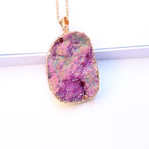 Macro-opname van kleurrijke druzy kwarts hanger met goudkleurige rand aan ketting