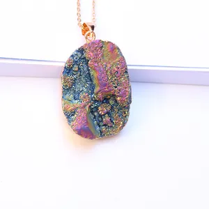 Macro-opname van ovale regenboog druzy ketting met goudkleurige plating en metaalglans