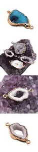 Dettaglio dei ciondoli in agata naturale con placcatura in oro e doppi anelli di metallo