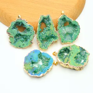 Detail van kleurrijke geode agaat schijfjes met vergulde randen voor DIY-sieraden maken