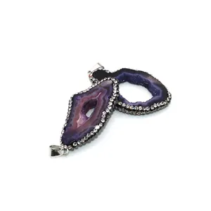 Pendenti in agata druzy viola naturale con bordi in strass argentati e ganci in metallo