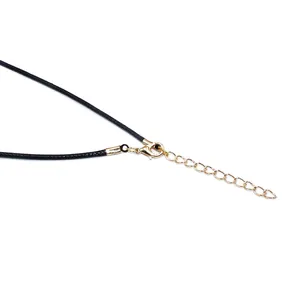 Dettaglio della collana in corda di cuoio nera con chiusura a moschettone dorata