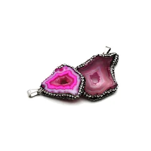 Pendenti in agata naturale rosa e fucsia con geodi di cristallo e bordi decorati con strass