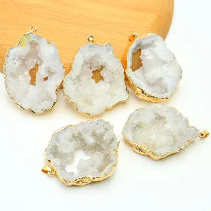 Set van vijf onregelmatige natuurlijke witte druzy agaat hangers met gouden randen